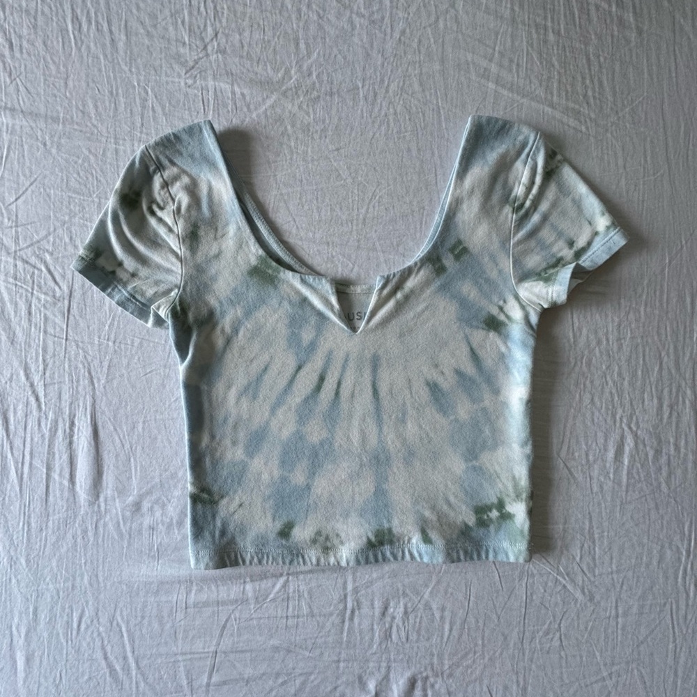 Aeropostale Seriously Soft Tie-Dye Notch-Neck Cropped Baby Tee